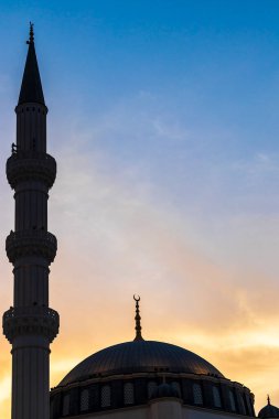 Sharjah, BAE - 07.31.2021 - Akşam saatlerinde Sharjah Camii.