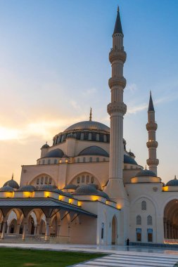 Sharjah, BAE - 07.31.2021 - Akşam saatlerinde Sharjah Camii.