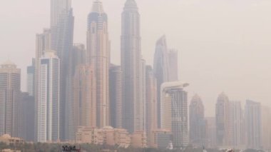 Dubai, BAE - 07.30. 2021 Dubai Marina 'da tatil yapan insanlar