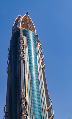 Dubai, BAE - 08.02.2021 Şeyh Zayed yolundaki modern bina.