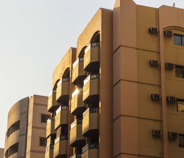 Eski bir binanın cephesi