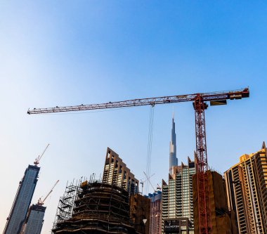 Dubai, BAE - 08.04.2021 - Burj Halife, dünyanın en yüksek binası diğer modern binalarla çevrili.