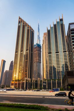 Dubai, BAE - 08.04.2021 - Burj Halife, dünyanın en yüksek binası diğer modern binalarla çevrili.