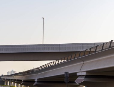 Dubai, BAE - 08.14.2021 Metro treni üstgeçit köprüsüne yaklaşıyor..