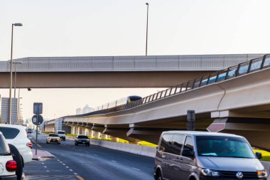 Dubai, BAE - 08.14.2021 Metro treni üstgeçit köprüsüne yaklaşıyor..