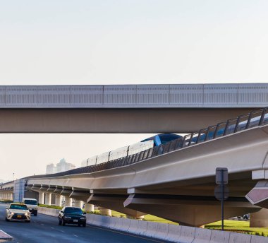 Dubai, BAE - 08.14.2021 Üstgeçit köprüsü altında iki metro treni