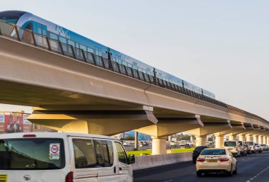 Dubai, BAE - 08.14.2021 - Şeyh Zayed yolu üzerinde trafik, Birleşik Arap Emirlikleri 'nin ana yolu. Metro treni yukarıda.