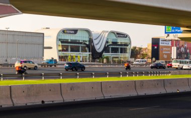 Dubai, BAE - 08.14.2021 - Şeyh Zayed yolundaki Ferrari ve Maserati galerisi.