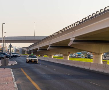 Dubai, BAE - 08.14.2021 - Birleşik Arap Emirlikleri 'nin ana yolu Şeyh Zayed yolunda trafik.