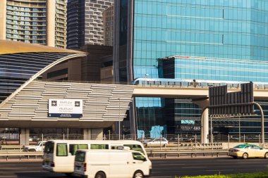 Dubai, BAE - 08.16.2021 - Şeyh Zayed yolu, Dubai alışveriş merkezi metro istasyonu, şehir merkezi