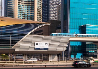 Dubai, BAE - 08.16.2021 - Şeyh Zayed yolu, Dubai alışveriş merkezi metro istasyonu, şehir merkezi