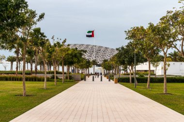 Abu Dabi, BAE - 02.11.2020 Louvre Müzesi önünde ziyaretçiler.
