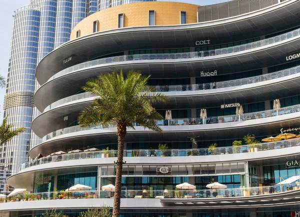 Dubai, BAE - 12.12.2020 Dubai alışveriş merkezinde terasları olan restoranlar