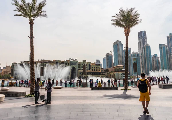 Dubai, BAE - 12.12.2020 Dubai çeşme gösterisi izleyicileri