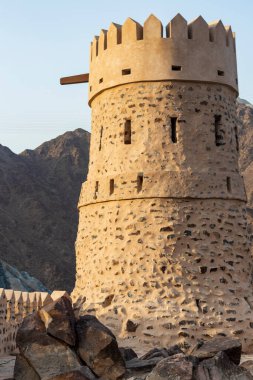 Tepedeki eski Arap saat kulesi.