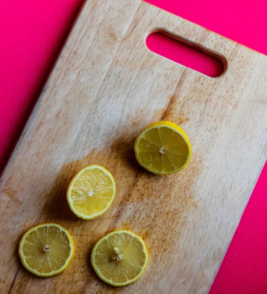 Slices Lemon Wooden Cutting Board — Stock Photo, Image