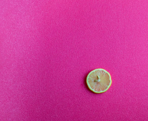 Zitronenscheibe Auf Hellrosa Hintergrund — Stockfoto