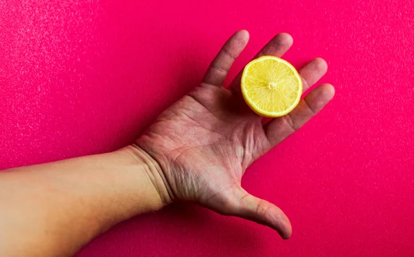 Hand Holding Lemon Cut Half Bright Pink Background — Stock Photo, Image