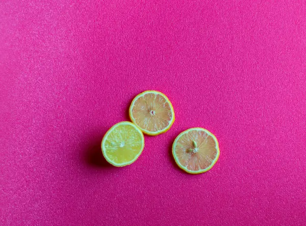 Slices Lemon Bright Pink Background — Stock Photo, Image