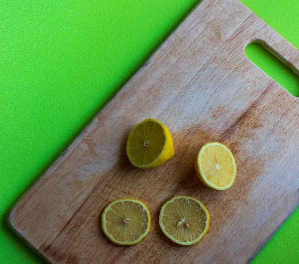 Slices Lemon Wooden Cutting Board — Stock Photo, Image