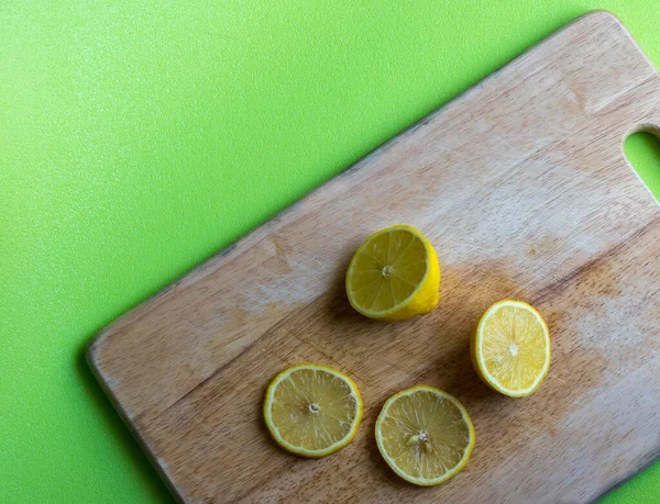 Slices Lemon Wooden Cutting Board — Stock Photo, Image
