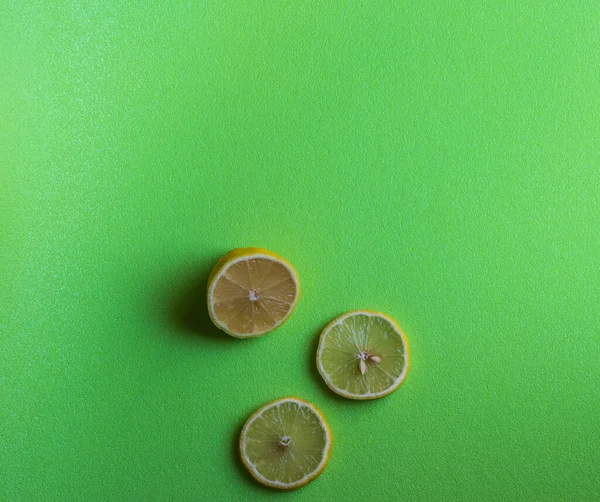 Кусочки Лимона Ярко Зеленом Фоне — стоковое фото