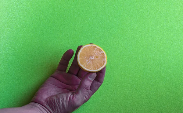 Hand Holding Lemon Cut Half Bright Green Background — Stock Photo, Image