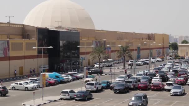 Ντουμπάι Ηνωμένα Αραβικά Εμιράτα 2021 Δημόσιος Χώρος Στάθμευσης Στο Εμπορικό — Αρχείο Βίντεο