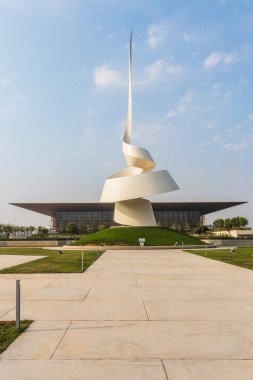 Sharjah, BAE - 09.07.2021 Bilgelik Evi 'nin yakınına yerleştirilen Parşömen Anıtı