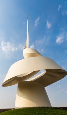 Sharjah, BAE - 09.07.2021 Bilgelik Evi 'nin yakınına yerleştirilen Parşömen Anıtı