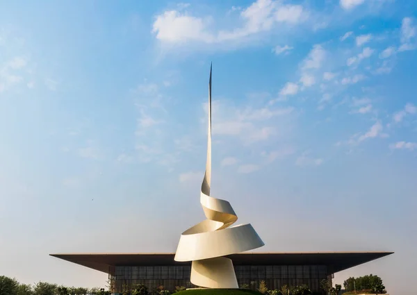 阿联酋沙迦 2021 被称为 的纪念碑 安放在智慧之家图书馆附近 — 图库照片