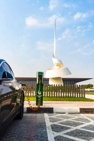 阿联酋 2021 智慧之家图书馆前充电站的电动车 — 图库照片