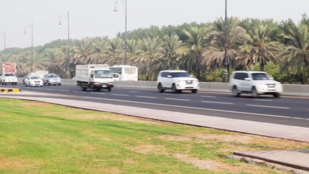 Sharjah Emirados Árabes Unidos 2021 Tráfego Estrada Aeroporto Sharjah — Vídeo de Stock