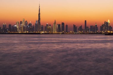 Dubai, BAE - 09.18.2021 Dubai silueti manzaralı, Dubai dere limanından çekilmiş.