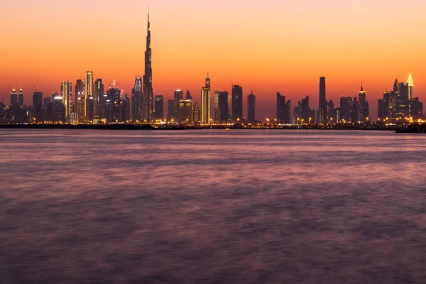 Dubai, BAE - 09.18.2021 Dubai silueti manzaralı, Dubai dere limanından çekilmiş.