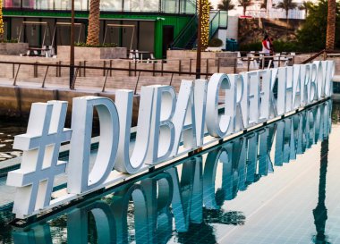Dubai, BAE - 09.18.2021 Dubai Deresi Haşhaş etiketi kurulumu
