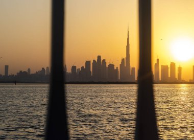 Dubai, BAE - 09.18.2021 Dubai silueti manzaralı, Dubai dere limanından çekilmiş.