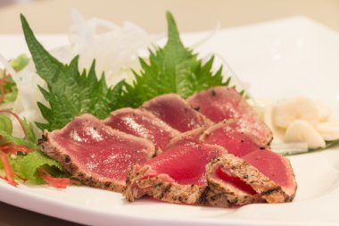 Taze maguro tataki sebze ile