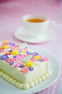 Renkli pasta ile sıcak bir çay servisi.