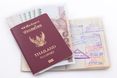 Seyahat Tayland pasaportu ve Tay para için izole üzerinde beyaz ba