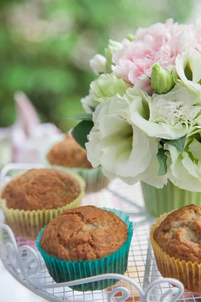 Bananenmuffins und bunte Blume. — Stockfoto