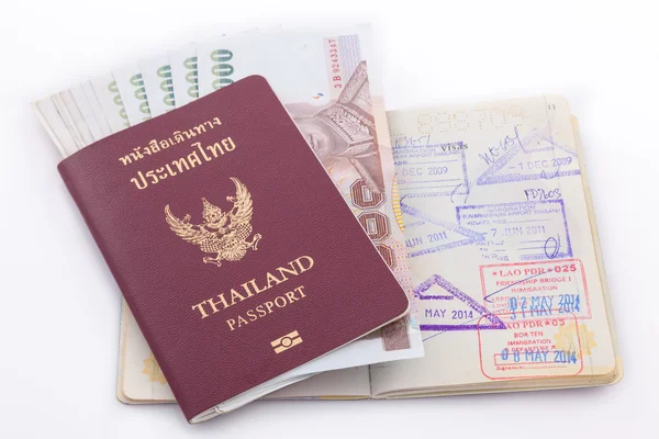 Seyahat Tayland pasaportu ve Tay para için izole üzerinde beyaz ba