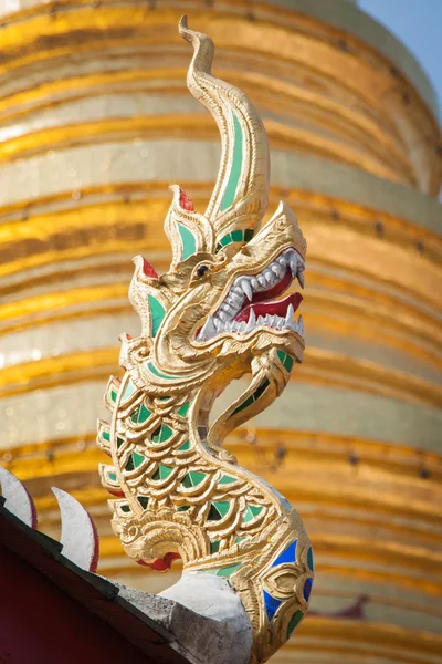 Gable apex Tapınağı çatı golden pagoda arka plan ile