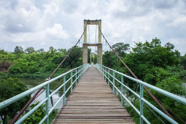 Rope walkway to another side over the river. — Stock Photo, Image