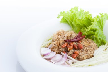 Beyaz tabak salataya gevrek yayın balığı