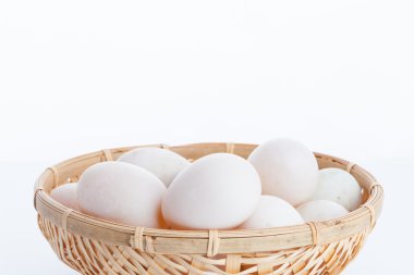 Bambu kase Sepette Beyaz adam üzerinde ham kirli ördek yumurta