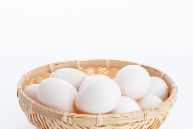 Bambu kase Sepette Beyaz adam üzerinde ham kirli ördek yumurta