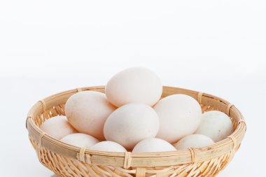 Bambu kase Sepette Beyaz adam üzerinde ham kirli ördek yumurta