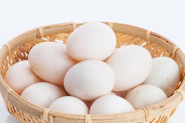 Bambu kase Sepette Beyaz adam üzerinde ham kirli ördek yumurta