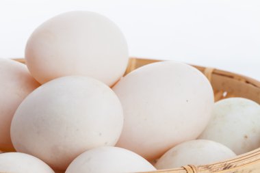 Bambu kase Sepette Beyaz adam üzerinde ham kirli ördek yumurta